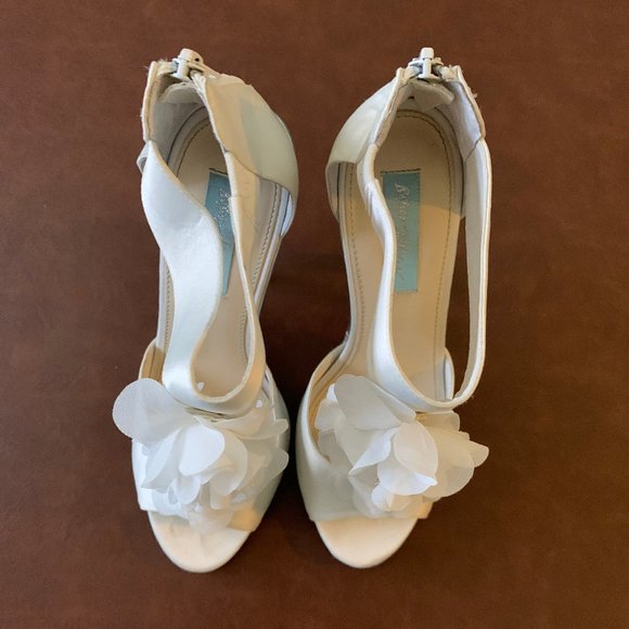 BETSEY JOHNSON 'Bloom' Dress Pump - Picture 2 of 3